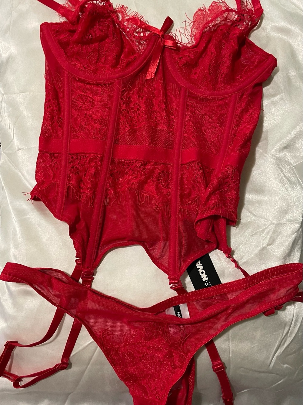 Fashion Nova Red Lace 3-Piece Garter Set - Picture 2 of 2